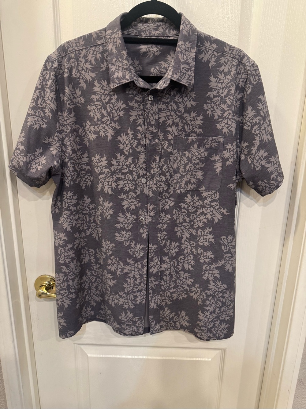 Vuori Men's Short-Sleeve Bridge Button-Down Shirt in Shiitake Vista